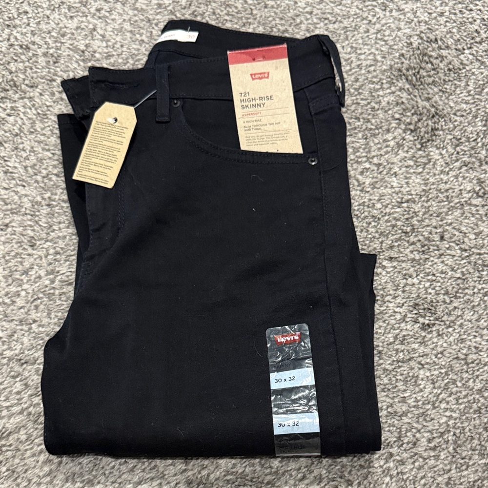 Levi's women’s Jet Black Skinny Jeans 30x32 new with tags
